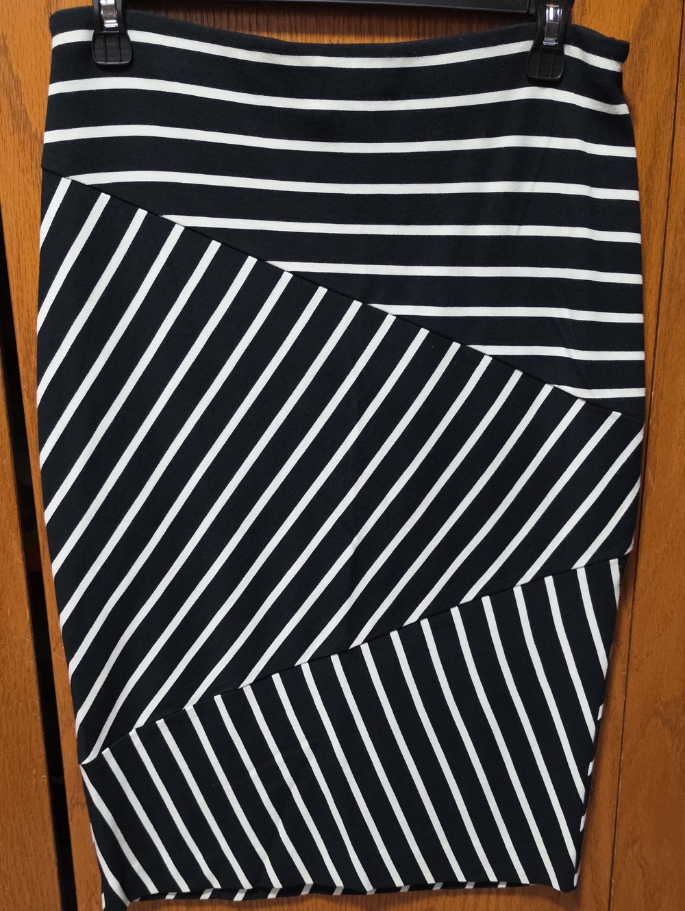 Women's Black & White Striped Pencil Skirt - Sleek Diagonal Panel